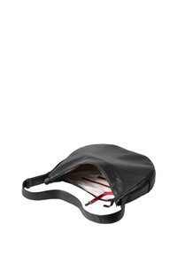 Schwarze Leder-Crossbody-Tasche mit verstellbarem Tragegurt, Reißverschluss und gefüttertem Innenraum mit Muster, das rote Akzente und mehrere Fächer aufweist.