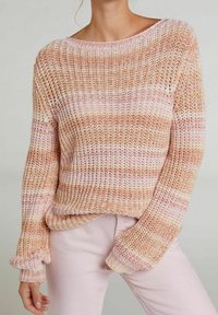 Pullover in gradient di pesco e rosa, realizzato in un materiale a maglia larga. Presenta un ampio scollo e polsini a costine.