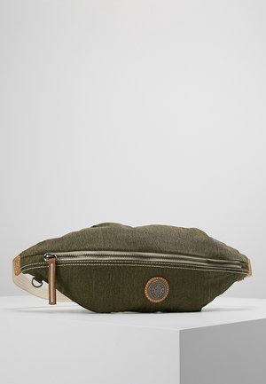 Olivengroene heuptas met een ritssluiting aan de voorkant, een cirkelvormige logopatch en een verstelbare beige riem op een witte ondergrond.