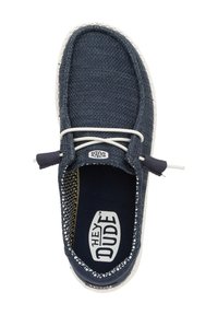 Scarpa in tessuto blu intrecciato con punta arrotondata, suola in gomma bianca e lacci elasticizzati. L'interno presenta una fodera con motivo. Logo sulla linguetta.