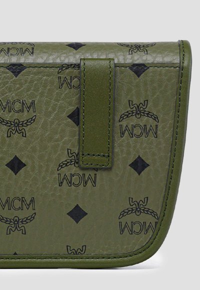 Borsa in pelle verde con logo MCM impresso e motivo a diamante; presenta una chiusura a patta e una superficie testurizzata per una maggiore durata.