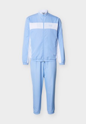 Hellblauer und weißer Trainingsanzug mit durchgehendem Reißverschluss, elastischen Bündchen und passenden Hosen, mit EA7-Logo auf der Brust.