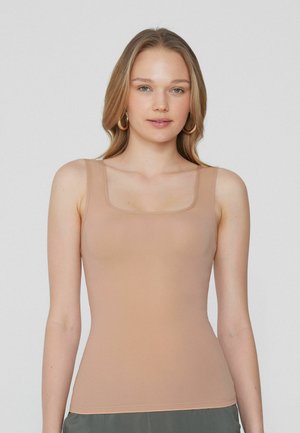 Nude upnutý top na ramínka se čtvercovým výstřihem a tenkými ramínky, vyrobený z hladkého elastického materiálu, navržený pro štíhlou siluetu.