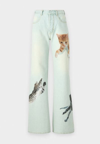 Šviesiai žali plačiakojai džinsai su katės grafika rudos ir pilkos spalvų. Pagaminti iš denimo su matomais siūlais ir penkių kišenių dizainu.
