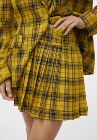SOMETHINGNEW PLISSE SKIRT - Saia plissada - sulphur