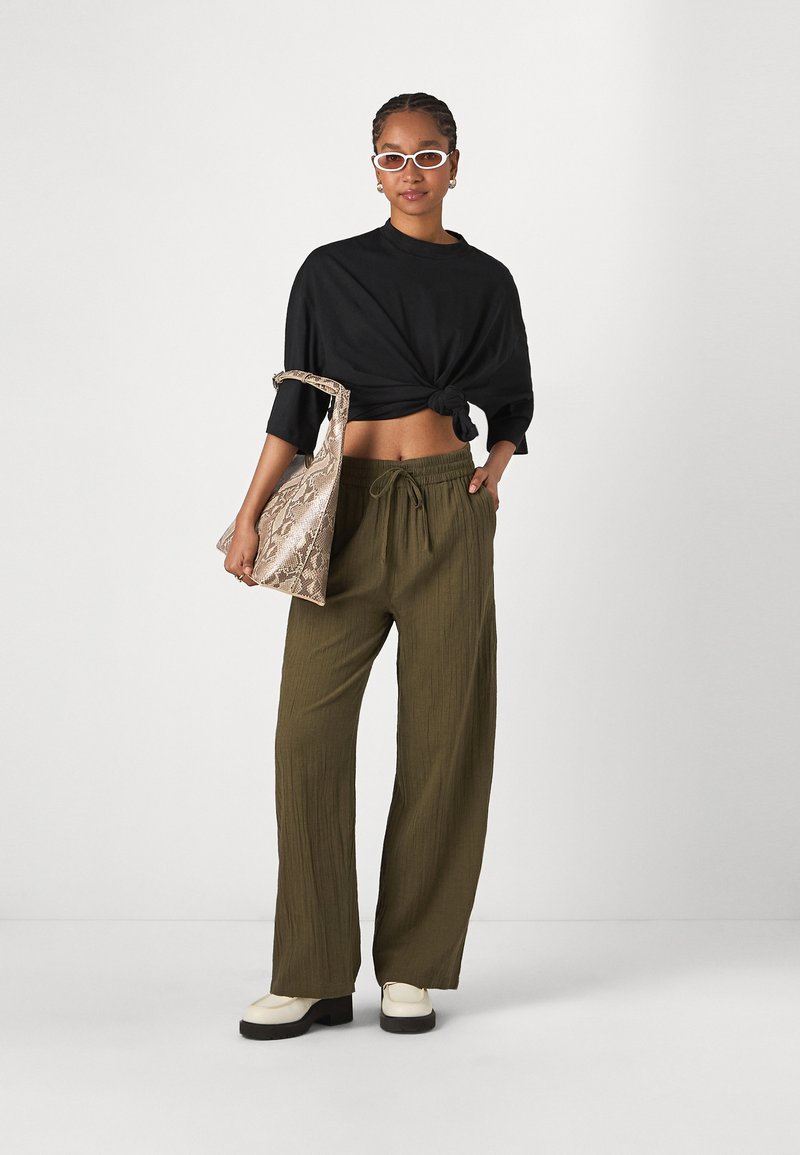 Yasmine Bleeth yalangoch fotosuratlar Uyquchilar bilan jinsiy aloqa