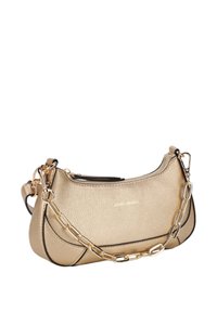 Bolso de mano metálico dorado con un acabado texturizado, que presenta una forma curva, una correa corta y detalles en cadena dorada. Un ribete negro contornea el diseño.