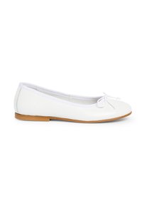 Chaussure plate blanche avec un bout rond, dessus en synthétique lisse, col élastique, semelle semblable à du cuir et un petit nœud décoratif à l'avant.