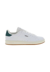 Sneaker bianca con parte superiore in pelle liscia, accentuata da un tallone verde acqua e suola in gomma. Presenta lacci tono su tono e un design classico a profilo basso.