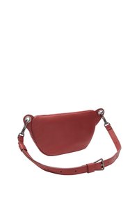 Borsa in pelle rossa con forma curva, tracolla regolabile, accenti in metallo argentato e una superficie liscia. Presenta angoli arrotondati e un design minimalista.