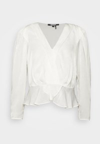 Blusa blanca de DKNY con mangas largas, escote en V, dobladillo tipo peplum y textura suave; presenta un brillo sutil y un detalle de diseño envolvente.