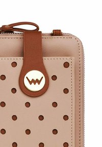 Béžová kožená peněženka s perforovanými tečkami, hnědý kožený zip a zlaté kruhové logo se stylizovanými písmeny.