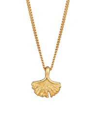 Collana d'oro con pendente a forma di foglia di ginkgo texturizzata, ricca di dettagli intricati, sospesa su una catena metallica attorcigliata.
