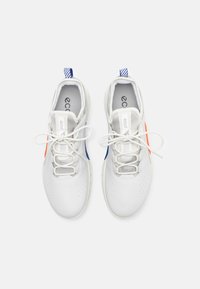 Vita sneakers med en texturerad yta, med blå och orange detaljer, snörningsdesign och perforerade inslag på tån.