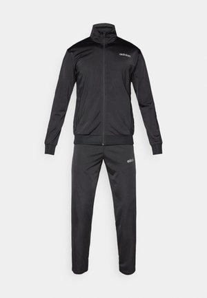 Zwarte trainingspak gemaakt van glad polyester stof. Het jack heeft een staande kraag en een ritssluiting, met een logo op de borst. Bijpassende broek inbegrepen.