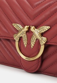 Pinko LOVE ONE MINI CHEVRON - Borsa a tracolla - ocra rosso/antique gold-coloured