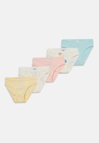 Cinco pares de cuecas infantis em amarelo, rosa, branco com bolinhas, branco com gráficos coloridos e padrões listrados em azul claro. Algodão suave.
