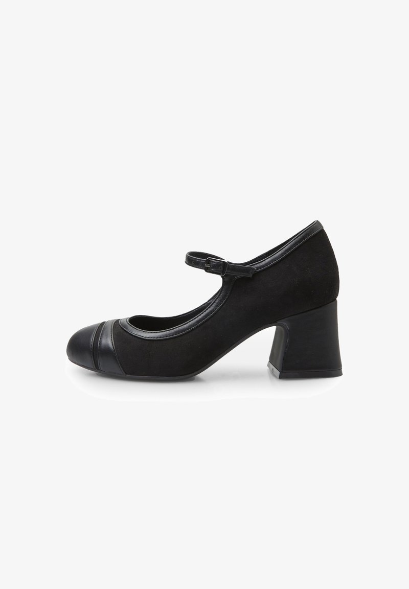 Chaussure Mary Jane noire avec bout rond, bride et boucle, talon bloc, et détails lisses sur le bout renforcé.
