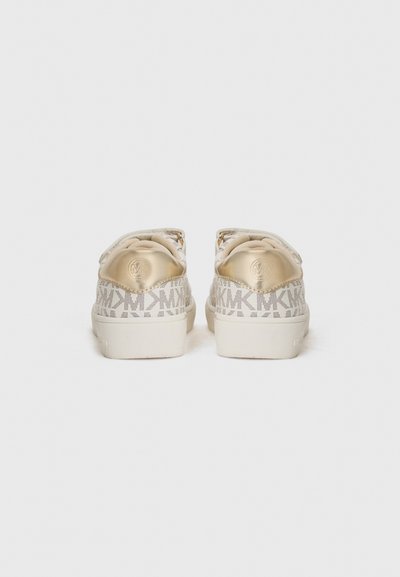 Zapatillas blancas con detalles dorados, que presentan un logo en el talón y un patrón texturizado en los laterales. Diseño tipo slip-on con cuello acolchado.