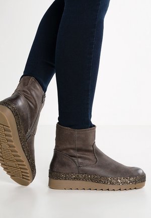 Brun læder ankelstøvle med en struktureret overdel, lynlås lukning og en struktureret sål med en lagdelt glimmerkant.