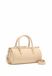 Torebka skórzana w kolorze tan, o zaokrąglonym kształcie, z podwójnymi uchwytami, wytłoczonym logo i regulowanym paskiem na ramię. Gładka faktura z minimalną ilością hardware'u.