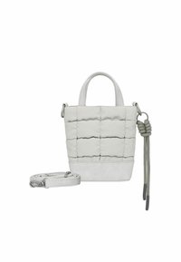 Piccola borsa grigia chiaro con design trapuntato, due manici e una tracolla removibile. Presenta un pannello inferiore liscio e un cordino decorativo.