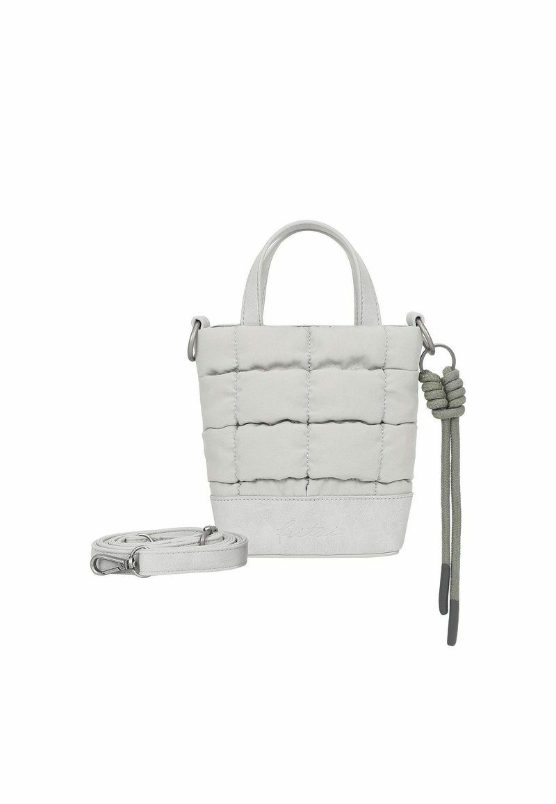 Piccola borsa grigia chiaro con design trapuntato, due manici e una tracolla removibile. Presenta un pannello inferiore liscio e un cordino decorativo.