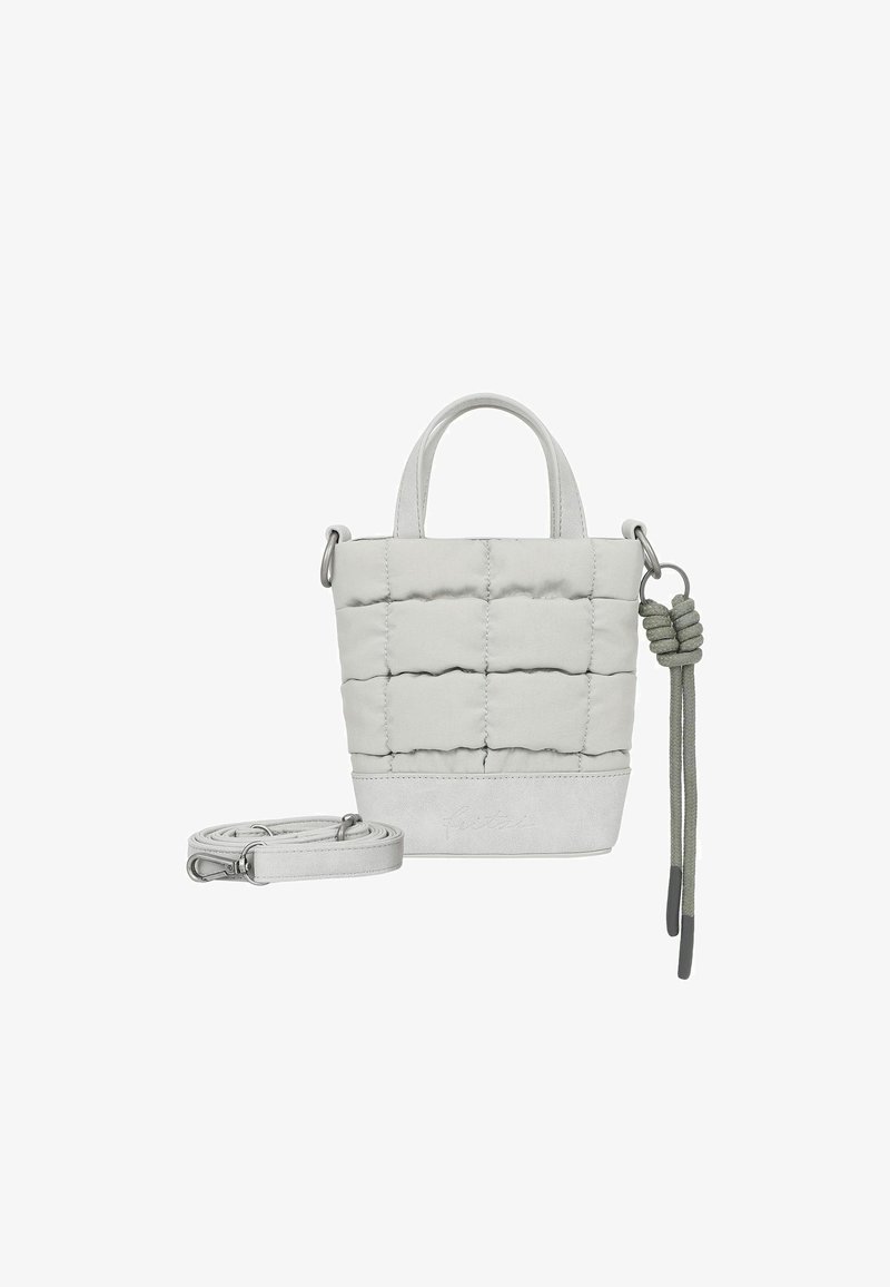 Piccola borsa grigia chiaro con design trapuntato, due manici e una tracolla removibile. Presenta un pannello inferiore liscio e un cordino decorativo.