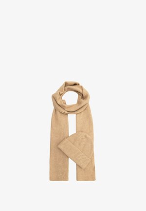 Beżowy szalik z prążkowanego dzianiny i pasująca czapka, prezentujące miękką fakturę i prosty design, z subtelnym logo marki na czapce.