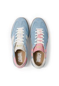 Paire de baskets en daim bleu avec des lacets blancs et des accents roses, étiquetée « CAVAL », vue de dessus sur fond blanc.