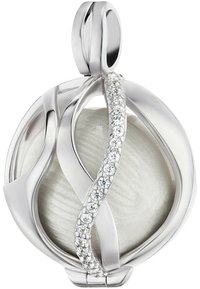 Silverhänge med en texturerad rund mittdel, omgiven av hoptrasslade metalltrådar och accentuerad med små, klara ädelstenar.