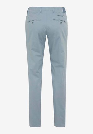 Hellblaue, schmal geschnittene Hose mit Gürtelschlaufen, zwei geknöpften Gesäßtaschen und zwei weiteren mit Reißverschluss versehenen Gesäßtaschen, von hinten gezeigt.