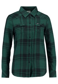 Camicia a maniche lunghe verde a quadri realizzata in tessuto, con due tasche sul petto, bottoni neri e orlo curvo. Presenta un colletto classico e una vestibilità su misura.