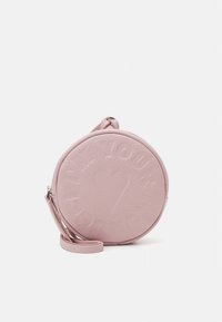 Borsa rotonda in pelle rosa con testo impresso e design a cuore, dotata di tracolla e chiusura con zip. Texture liscia e forma compatta.