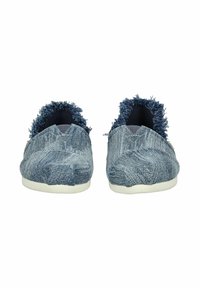 Scarpe slip-on in denim con bordi sfrangiati, nei toni di blu, con superficie testurizzata e suola in gomma bianca.