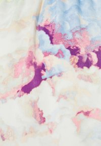 Un tissu multicolore avec une texture douce et lisse présente un motif semblable à des nuages en rose, violet et bleu sur un fond clair.