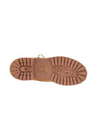 Gumová podrážka hnědé boty s hlubokým vzorem, na jejíž spodní straně je vyražen logo Ed Hardy a design lebky se zkříženými kostmi.