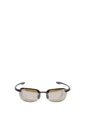 Gafas de sol elegantes sin montura con lentes tintadas marrones y patillas curvas marrón oscuro sobre un fondo blanco.