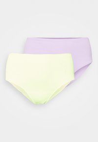 Duas calças de bikini de cintura alta em tecido raib. Uma lavanda e outra verde pastel. Ambas têm uma cor sólida e textura suave.