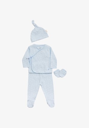 Conjunto de ropa para bebé en azul claro que incluye una camiseta tipo envoltura, pantalones con pies, un gorro a juego y manoplas. Tejido de algodón con pequeños patrones blancos en todo.