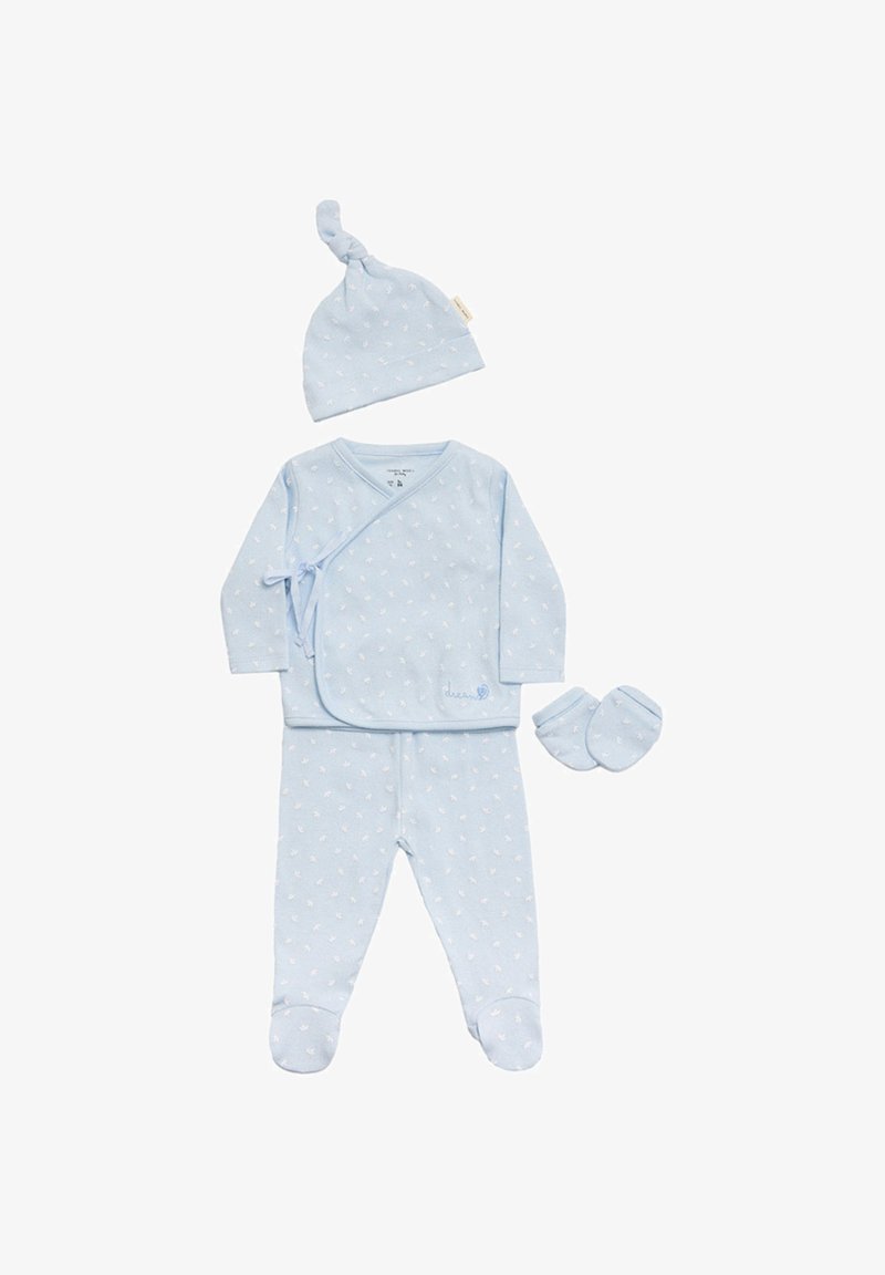 Conjunto de ropa para bebé en azul claro que incluye una camiseta tipo envoltura, pantalones con pies, un gorro a juego y manoplas. Tejido de algodón con pequeños patrones blancos en todo.