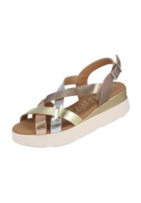 Sandal de metal multicolor con tiras entrecruzadas en dorado, plateado y bronce. Suela gruesa de plataforma blanca con cierre de hebilla.