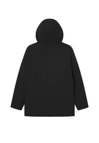 Chaqueta negra con capucha, de acabado liso y mate, con un corte relajado y mangas largas, diseñada para un uso casual.