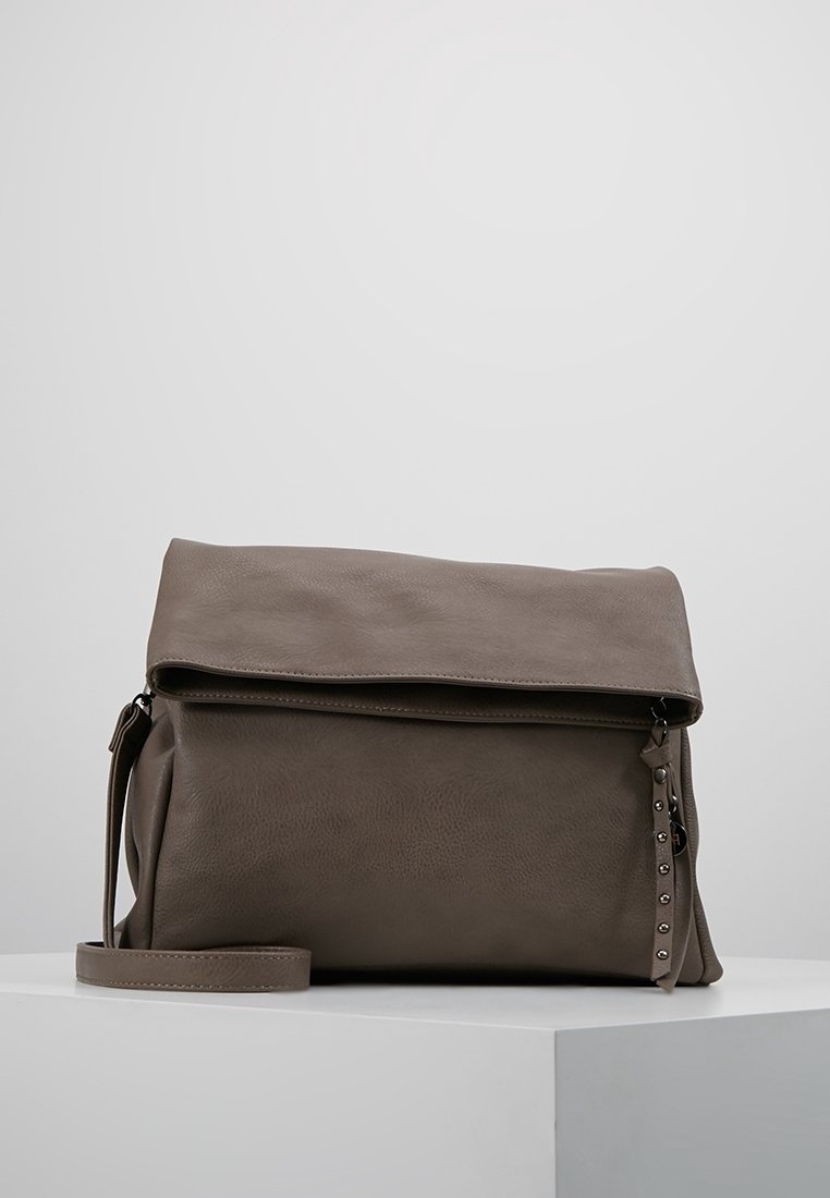 Borsa in pelle grigia con pattina a sovrapposizione, chiusura con zip, tracolla removibile e sottili borchie sui lati. Texture liscia.