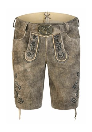 Traditionele bruine suède leren korte broek met geborduurde blad- en hertenpatronen en een riem met een gesp in de vorm van een hertenhoofd.