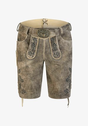 Traditionele bruine suède leren korte broek met geborduurde blad- en hertenpatronen en een riem met een gesp in de vorm van een hertenhoofd.