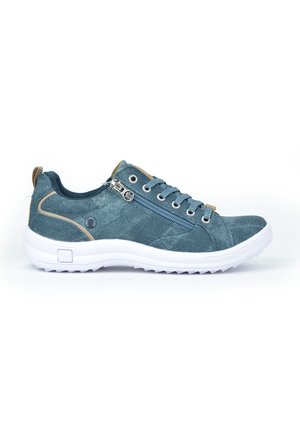 Zapatillas de denim azul con una suela de goma blanca, que cuentan con ojales de metal, un zipper lateral y acentos en beige en la lengüeta y el talón.