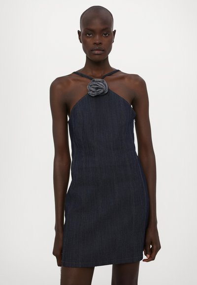 Denim halterneckklänning i mörkblått med en texturerad rosdetalj vid halsringningen, med en figursydd silhuett och minimalistisk design.