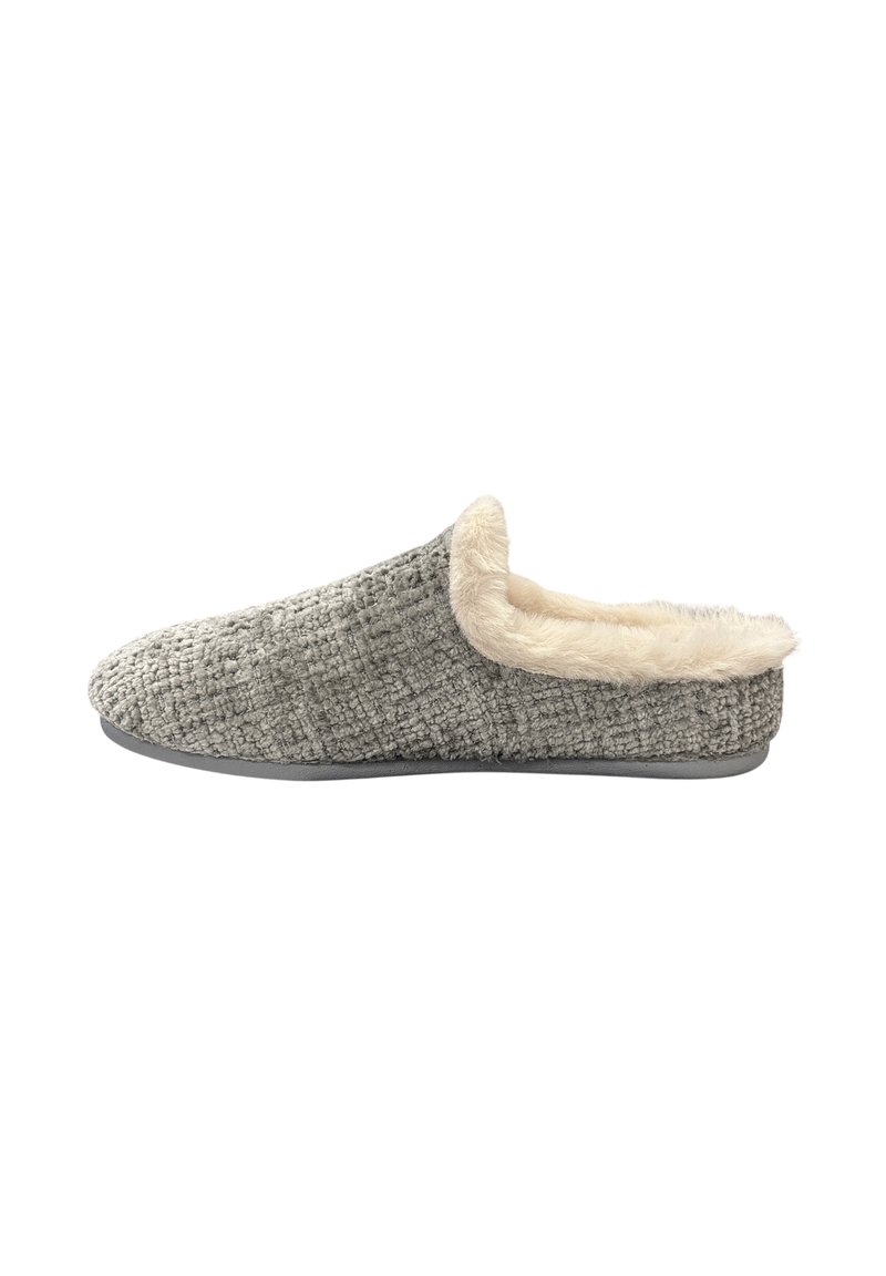 Grijze textuurslipper met een pluizige beige voering en een zachte stoffen bovenkant. Heeft een ronde neus en platte zool voor comfort en warmte.
