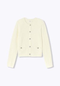 Cardigan côtelé crème avec un col rond, fermeture à boutons sur le devant, deux poches et accents de boutons argentés. Texture douce et design ajusté.